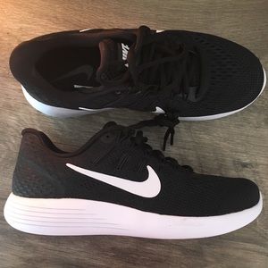 ⚡️MAKE OFFERS NOW⚡️ Black Nike shoes